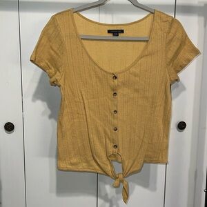 🦅American Eagle Yellow Tie Tee • Women’s size Medium